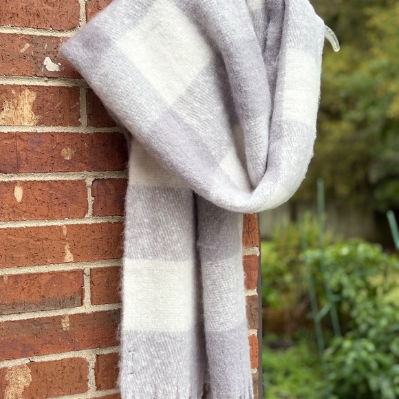 Steven Madden extra wide scarf - Picture 5 of 6
